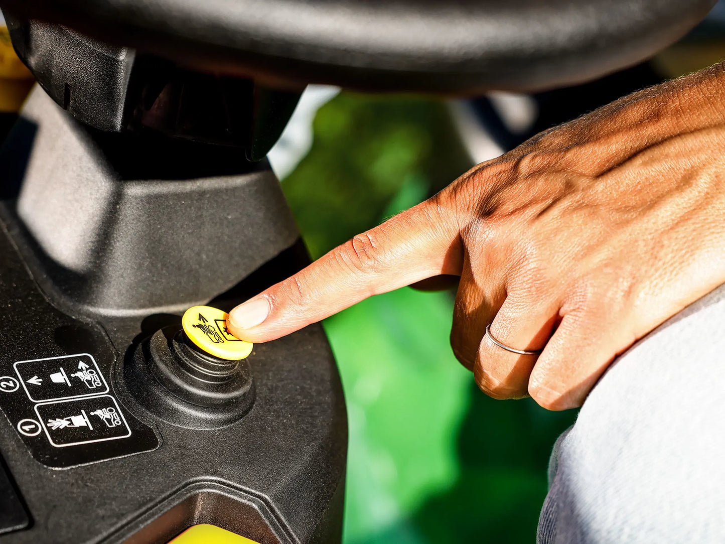 John Deere X117R Ride-On Lawn Tractor