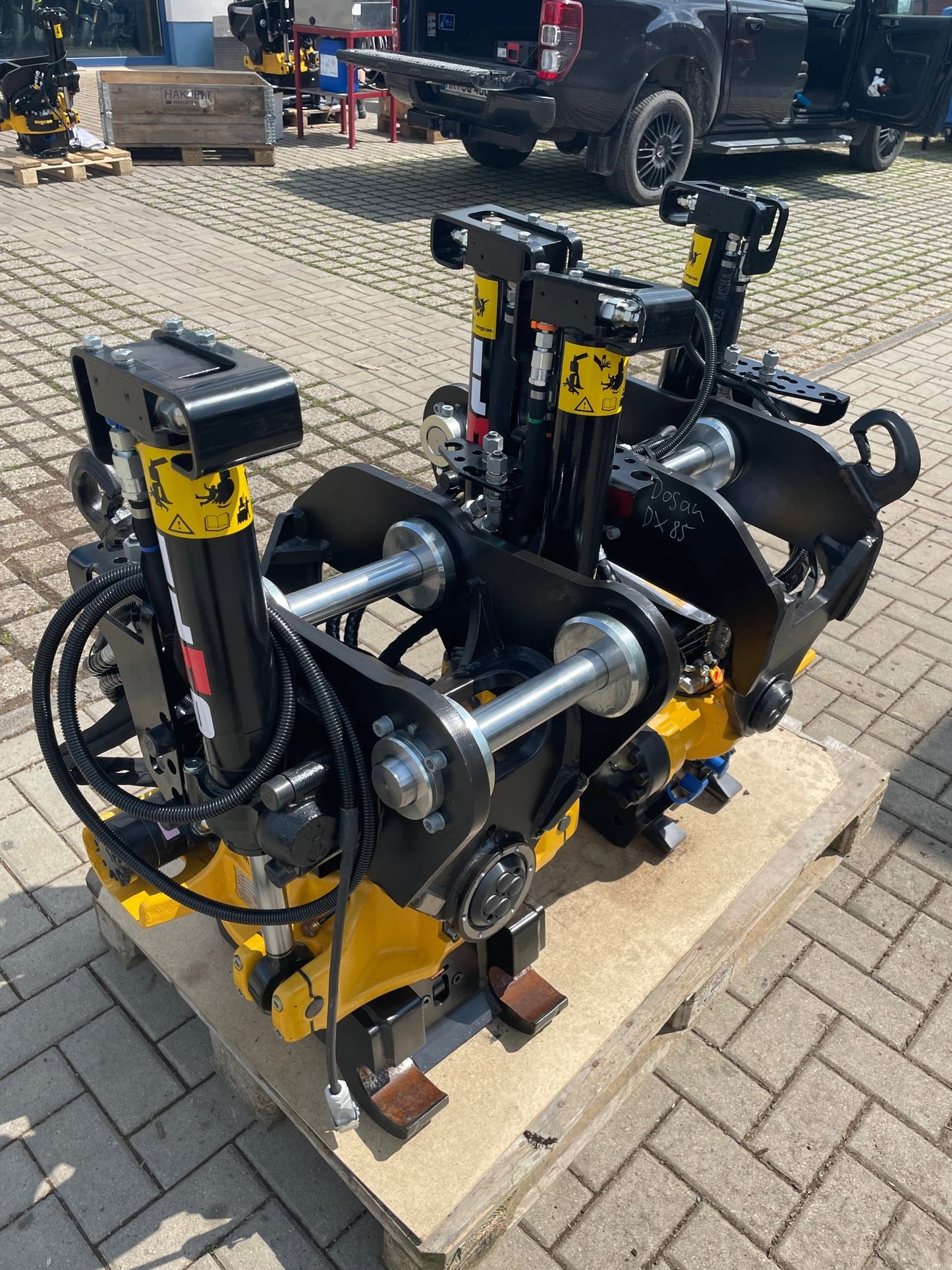 Engcon EC209 Tiltrotator – HS08 Sandwich Mount, Hydraulic Open/Close, SS9 Control (6–9 t)